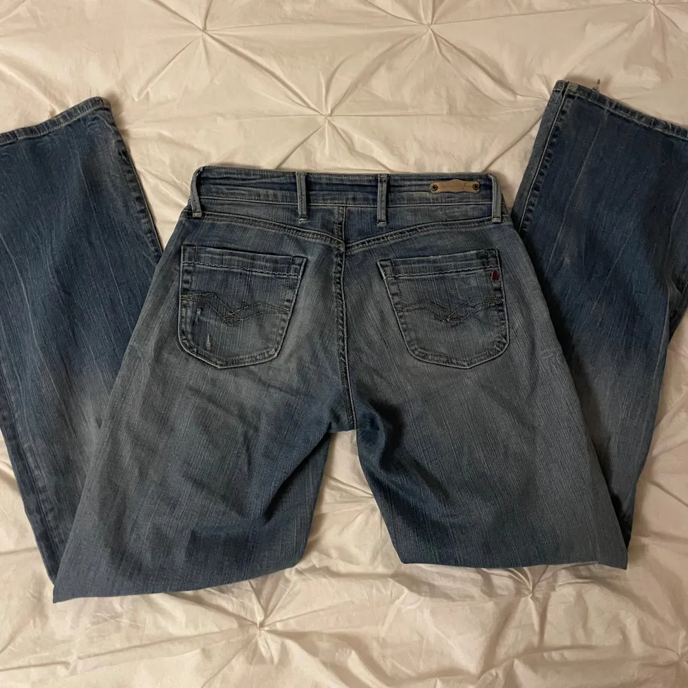 Säljer dessa asköna replay jeans som tyvärr är för korta för mig. Strl 27/32, lite slitna längst ner. Jeans & Byxor.