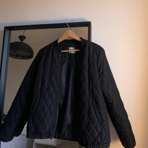 Höstjacka - Jättefin jacka perfekt till hösten, storlek L men sitter som en S/xs