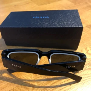 Prada glasögon för damer - Säljer dessa Prada glajer för damer