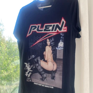 Philip Plein t-shirt  - Philip Plein t-shirt svart i storlek S med tryck. Nypris 5299:-. Använd 1 gång.  Prislapp och tag finns kvar 