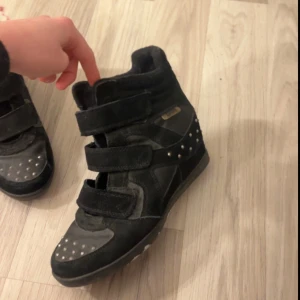 Isabel Marant  - Säljer dessa skor som är min mammas gammla som är hyfsat lika Isabel Marant skor (Det är inte Isabel Marant). Jag vet ej vart hon köpte de men dom är ganska använda men ser fortfarande bra ut. 