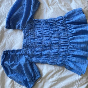 Söt topp - Blå, söt topp från only. Använd 1-2 gånger  Är som ny