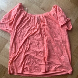Rosa/orange t-shirt - Rosa/orange t-shirt i storlek XL från Lindex. Går att ha off-shoulder.