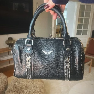 Dö snygg Zadig et Voltaire sunny bag - Säljer min snygga Zadig et Voltaire sunny bag💋 fick väskan förra året men ser inprincip ny ut💗 saknar en knapp, omärkbart!! Band medkommer ej❤️ skriv för fler bilder på väskan 
