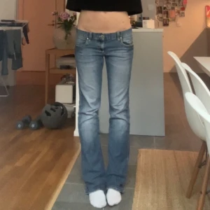 Lågmidjade jeans - Säljer dessa lågmidjade jeans, midjemåttet är 39 rakt över och innerbenslängden är 80💕 Jag är 170 cm💕