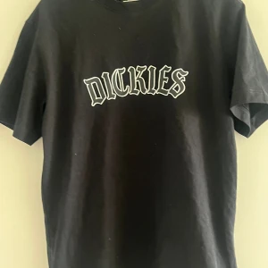 Dickies tröja - Aldrig använd med saknar lapp. Stor i stoleken då den är köpt på herravdelningen