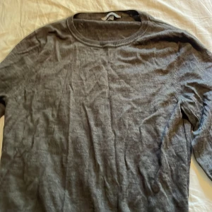Merinoull tröja - Säljer denna merinoull tröjan till ett väldigt bra pris. Den är köpt på Åhléns i Stockholm. Och är bara tvättad 1 gång. Skicket är 9/10, är bara använd några gånger. Nypris. 1100 mitt pris 449. Priset är såklart inte hugget i sten. Buda på!
