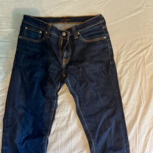 Nudie jeans  - Säljer dessa nudie jeans som är 10/10 skick.  Storleken är 30/34 men man kan lägga upp Köpt i Stockholm på nudie butiken. Nypris 1600kr mitt pris 400kr. Priset är såklart inte hugget i sten   så det är bara att buda! Hör av dig vid minsta fundering! 