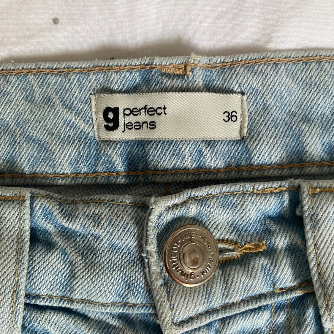 High-Waisted, wide length, ljus blåa jeans med hål på knäna - 92
