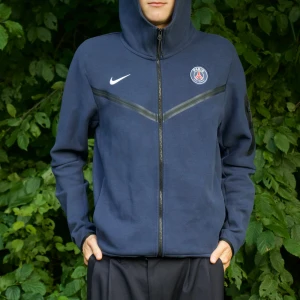 Psg Nike Tech Fleece - Modellen är 182cm || Fint skick! Nypris 1699kr 