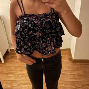 Linne med tunna band och unika mönster från Zara, storlek XS 🌟 - Säljer en snygg linne med tunna band från Zara i storlek XS. Linnet har unika och fina mönster som verkligen sticker ut. Perfekt för sommaren eller som en del av en lager-på-lager-look. Linnet är i bra skick och redo för en ny garderob.  