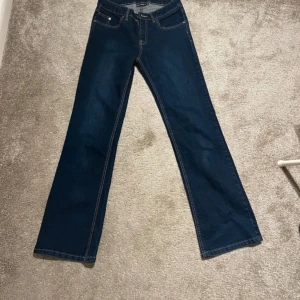 Mörk blåa Jeans  - Säljer dessa jeans då jag inte har användning av dem längre dem sitter super bra på mig som har byx storlek 36/38 