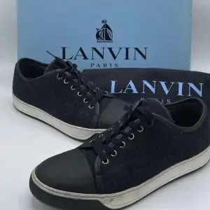 Hej, Säljer nu mina super snygga och trendiga skor från Lanvin. De är i storlek UK6 som passar 41.Nypris~4500 mitt pris 1699. Box och dustbag medföljer.