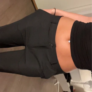 Kostymbyxor  - Säljer mina kostymbyxor, märkeslappen är inte kvar men skulle tro att det är från Lindex💕 väldigt stretchiga