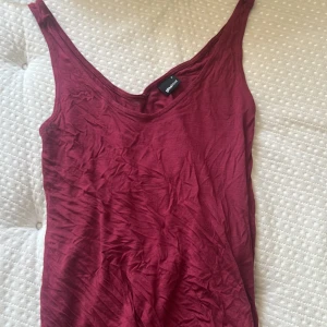 Linne - Ett linne från Gina inte andvänt på länge. Med en fin slits längst ner på varje sida. Inga defekter