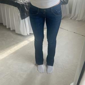 Replay jeans oanvända. Midjemått 39cm, innerbenslängd 77cm, se även bild ovan mätt i inches. Lågmidjade och lite bootcut. Pris kan diskuteras💞