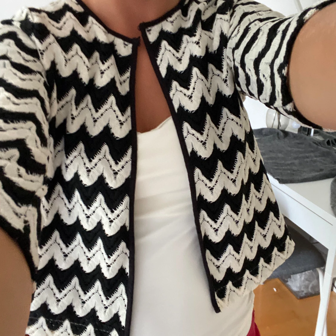 Kofta med svarta o vita ränder