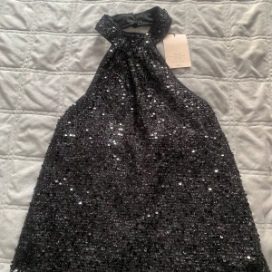 Glitter topp - En glittrig topp i storlek S. Den är helt ny och aldrig använd!