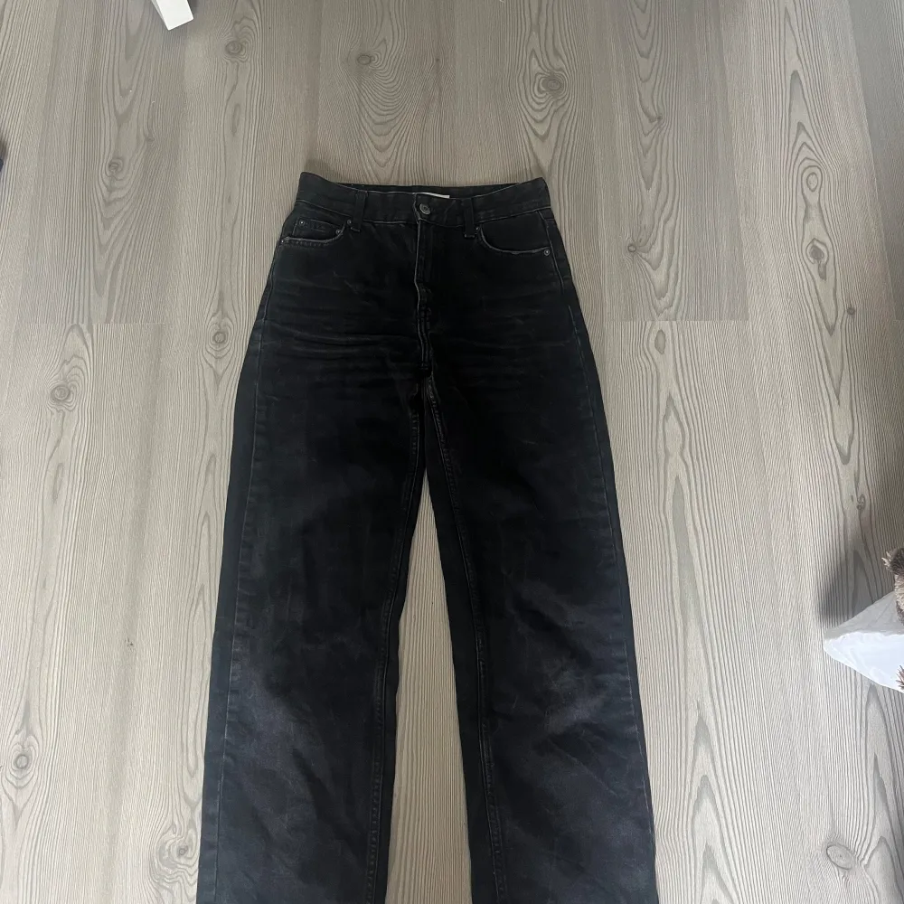 Raka jeans från bershka använda men mycket bra skick . Jeans & Byxor.