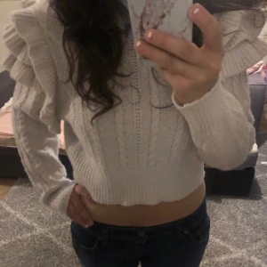 Stickad med volanger  - Säljer den här jätte fina stickade tröjan med volanger från Gina tricot💗 Den är i bra skick, använd ett fåtal gånger! Säljer pga att den inte kommer till användning. Köparen står för frakten ❤️Ställ frågor vid funderingar