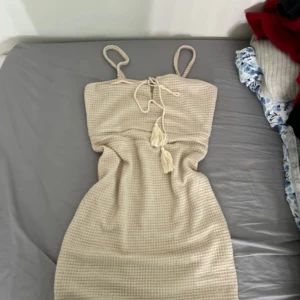 Beige klänning - En beige sommarklänning i storlek S