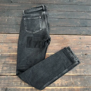 Acne studios jeans ”north black patch” - Tjena! Säljer mina riktigt feta Acne jeans som är väldigt sällsynta! Köptes på acne studios pop up shop i Stockholm. Storleken är 32/32 passform: regular. Ny pris ligger på 3500 mitt pris: 1200 hör av er vid frågor eller liknande!😁//Emil