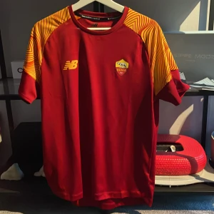 Ac Roma tröja - Köpt i Rom på den officiella supporter shoppen. Hör av er vid funderingar. Priset kan diskuteras vid snabb affär.
