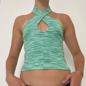 Halterneck top - Populär modell på en riktig fest topp. Färgerna är väldigt fina och blir extra synliga nu när man har blivit brun under sommaren! Köptes på Gina Tricot för några år sen så tror inte att den finns kvar att köpa som ny ❤️‍🔥