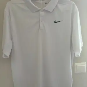 Stilren piké från Nike. Köpt för 600kr från Nike Officiell. Använd bara ett fåtal gånger då den är för stor för mig. Skick 10/10. Dry-Fit modell som ni kan se på sist bilden