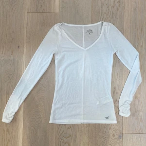 tröja från hollister💕 - superfin tajt lite see through tröja från hollister med scrunch detaljer på ärmarna🤩inga defekter och true to size (XS) 