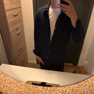 Mörkblå Linneskjorta - En stilren linneskjorta i färgen mörkblå, köpt i Italien (märket William). Storlek L men passa M super bra, org pris 599:- Knappt änvänd! 