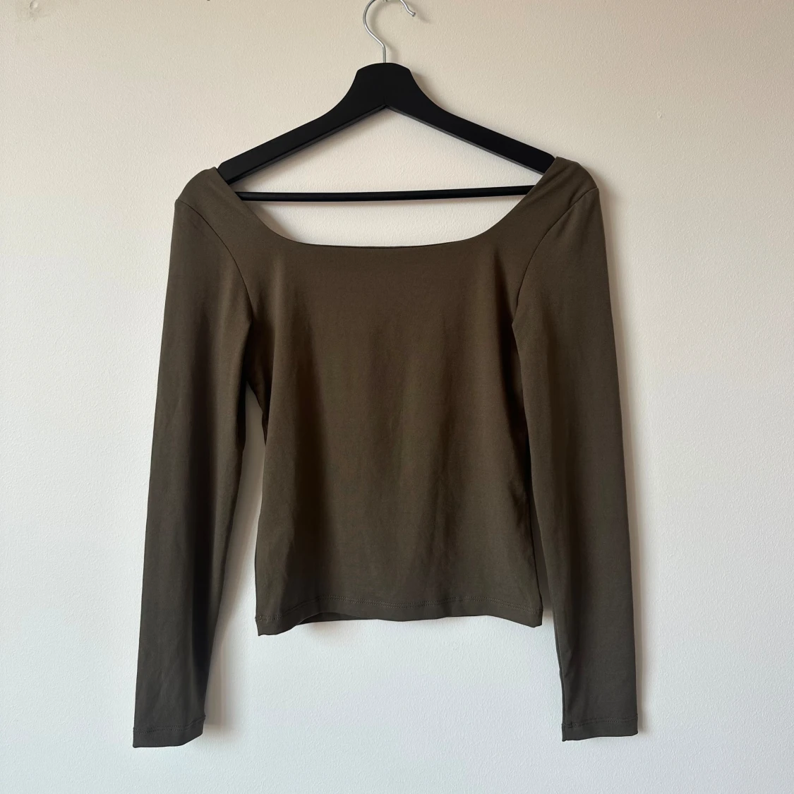 Mörkgrön / olivgrön långärmad topp från Bikbol i storlek S - 1