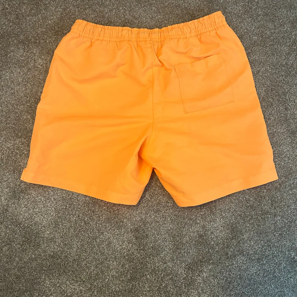 Säljer nu mina snygga Calvin Klein badshorts. Riktig snygg färg och i bra skick. Storleken är 12-14 år så borde passa runt 140-150 cm. Hör av er vid frågor och funderingar.. Shortsit.