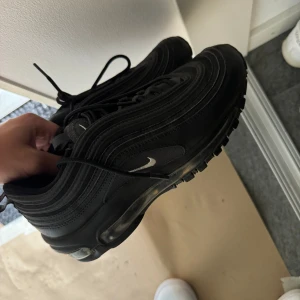 Air Max 97 - Air Max 97  Storlek 40 Svarta (vitt märke) Nypris ca 1500kr