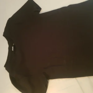 Baby tee  - En snygg svart baby tee från bikbok Använd max 3 gånger och är i mycket fint sick!
