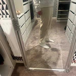 Beige jeans - Beiga jeans. Skick 10/10, aldrig använda. Storlek 29/29.