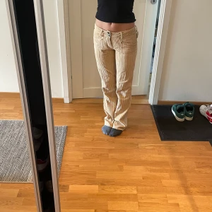 Manchesterbyxor - Snygga manchesterbyxor i storlek S Jag är 165