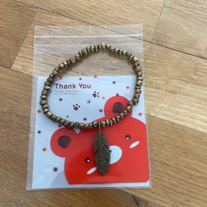 Fjäder armband - Jätte bra skick, guldigt/rostigt guld (ska va rostig färg) fjäder armband TAR ENDAST SWISH köparen står för att betala frakt 