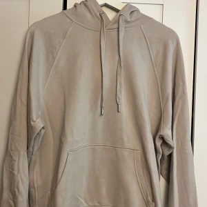Hoddie  - Denna beiga hoddie från HM säljer jag🤎  Storleken på denna är XXS men skulle säga att den är stor i storleken den sitter som storlek S