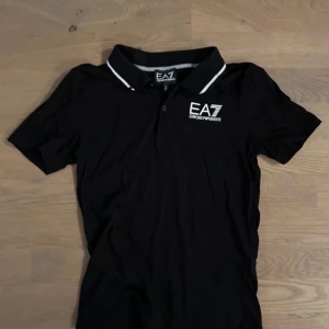 Armani tshirt - Säljer en svart armani tshirt den är i storlek xs passar dig som är mellan 165-170 kanske. Skriv om ni har några funderingar.