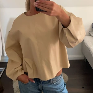 Läderimiterad tröja  - Säljer denna topp jag köpte för ett tag sen och den har inte kommit till användning. Storlek M men passar S 🪩🍸💕