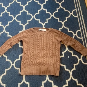 Brun tjocktröja storlek m, men den är mer som xs/xxs på - Aldrig använd 