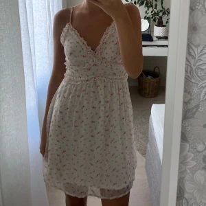Blommig klänning - Supersöt klänning!💗💗