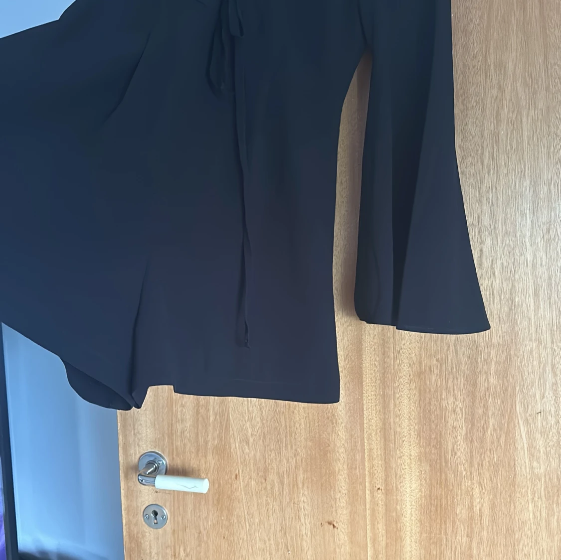 Svart klänning med knytning - 90