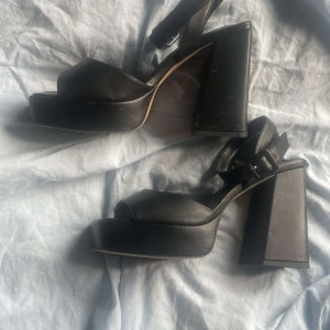 Svarta klackar - Storlek 40. Ett par svarata klackar från Naked. 11 cm klack. Klackarna har lite hack i sig. Kommer såklart tvätta innan de sickad då dom är lite smutsiga. Använda endast en gång. Skriv till mig om du vill ha fler bilder. Kan diskutera pris.