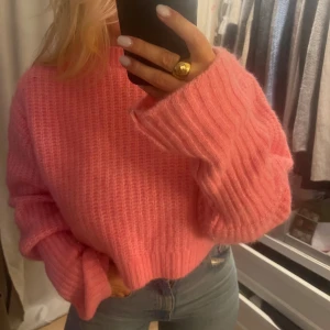 Rosa stickad tröja - Rosa stickad tröja med långa vida armar, kommer tyvärr aldrig till användning. 