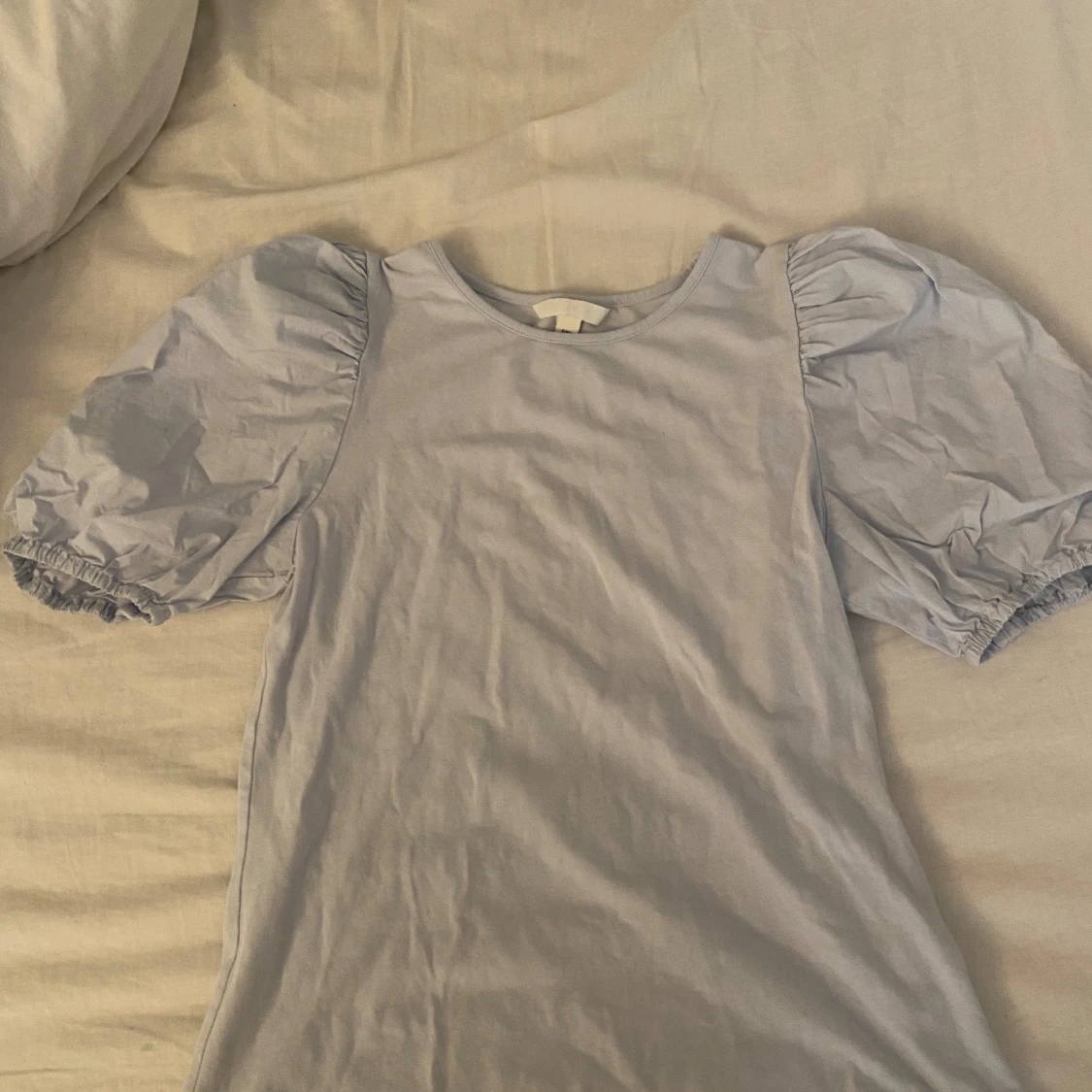 jättefin blå tröja med puffärmar