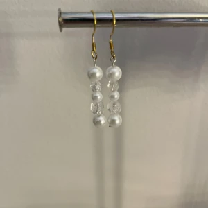 Örhängen💕 - Säljer ett par jätte fina örhängen. Aldrig använda ”bara på bilden” säljer örhängerna för att dom inte kommer till användning! Om ni är intresserad av att köpa dom skriv till mig först!💕