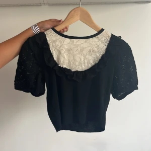 Topp/blus - Jag säljer en fin blus från zara i storlek S som har används få gånger, har inga täcken av användning kan diskutera pris 💕