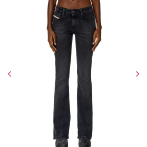 Svarta diesel jeans - Säljer nu mina svarta bootcut jeans från diesel, använda fåtal gånger och i nyskick!!🙌nypris : 1800kr
